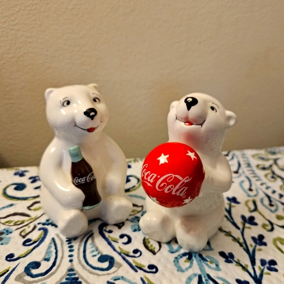 Coca cola bears salt and pepper shakers - Picture 1 of 9